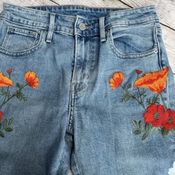 NEW Levi's Limited Edition Poppy Embroidered Jeans 26 - Picture 4 of 13